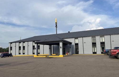 Bloomington Hotel | Days Inn & Suites by Wyndham Bloomington/Normal IL