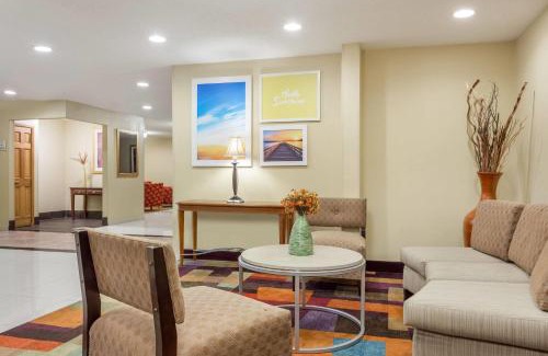 Bloomington Hotel | Days Inn & Suites by Wyndham Bloomington/Normal IL