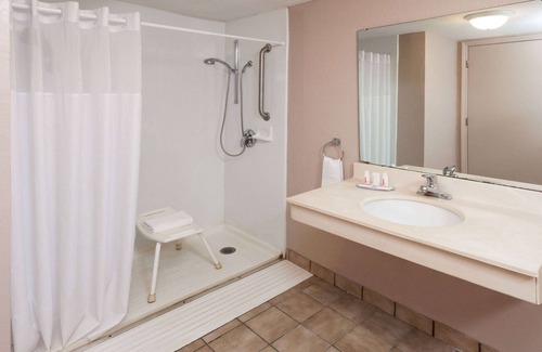 Kokomo Hotel | Days Inn & Suites by Wyndham Kokomo
