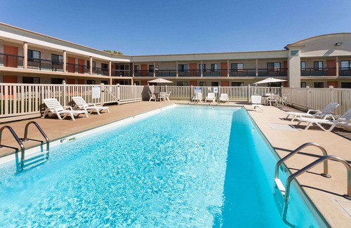 Kokomo Hotel | Days Inn & Suites by Wyndham Kokomo