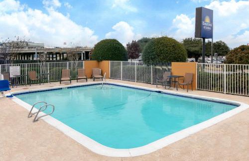 Arlington Hotel | Days Inn & Suites by Wyndham Arlington Near Six Flags