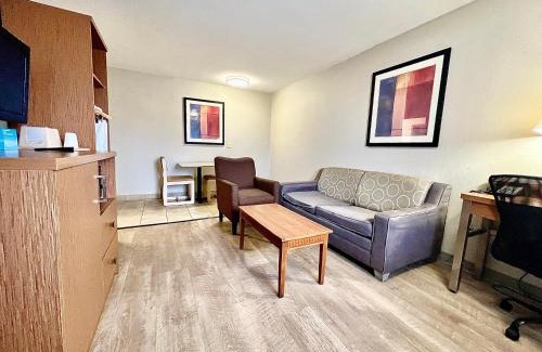Arlington Hotel | Days Inn & Suites by Wyndham Arlington Near Six Flags
