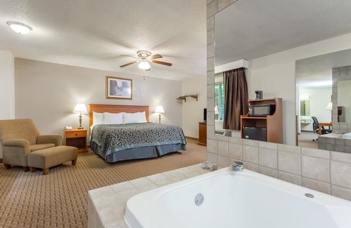 Kaukauna Hotel | Days Inn & Suites by Wyndham Kaukauna WI