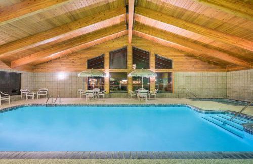 Brainerd Hotel | Days Inn & Suites by Wyndham Baxter Brainerd Area