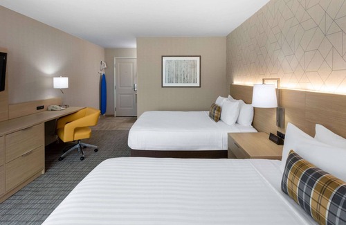 Duluth Hotel | Days Inn & Suites by Wyndham Duluth by the Mall