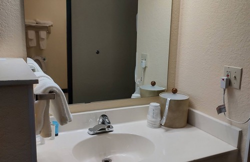 Fargo Hotel | Days Inn & Suites by Wyndham Fargo 19th Ave/Airport Dome