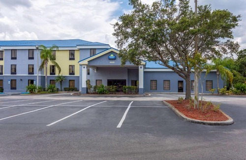 Lakeland Hotel | Days Inn & Suites by Wyndham Lakeland