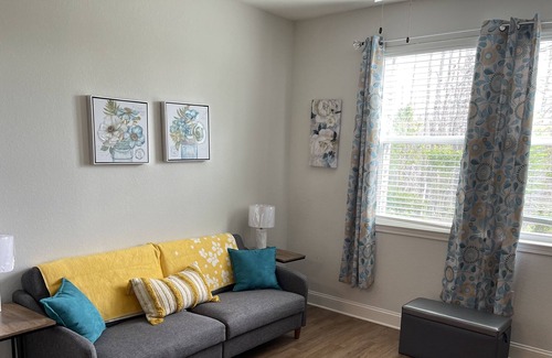 Daytona Beach Apartment | *Daytona Beach * Pool, Close to beach, Fast WiFi 1 Bed 1 Bath Sleeps 4