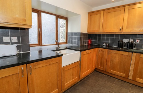 Penisarwaun Cottage | DDOL HELYG BARN, pet friendly, character holiday cottage in Llanrug