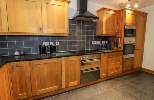 Penisarwaun Cottage | DDOL HELYG BARN, pet friendly, character holiday cottage in Llanrug