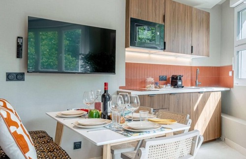 Notre-Dame-des-Champs Apartment | De Montescal - Hot Tub A/C small appartment
