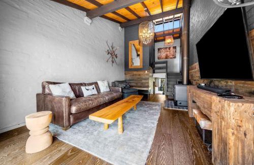 Jindabyne Apartment | Deadwood Den - Luxurious 3BR Townhouse l Lake Views l Bath l WiFi
