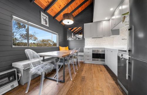 Jindabyne Apartment | Deadwood Den - Luxurious 3BR Townhouse l Lake Views l Bath l WiFi