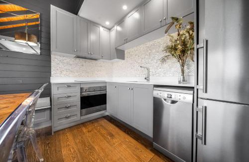 Jindabyne Apartment | Deadwood Den - Luxurious 3BR Townhouse l Lake Views l Bath l WiFi