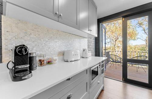 Jindabyne Apartment | Deadwood Den - Luxurious 3BR Townhouse l Lake Views l Bath l WiFi