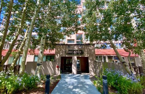 Lakeside Village House | Decatur 1806 by SummitCove Lodging