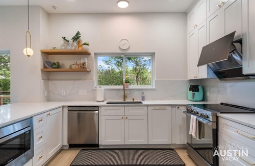 Great Hills House | Deck/Balcony Views, Marble Kitchen, Pet Friendly w/Rowing Machine and Parking