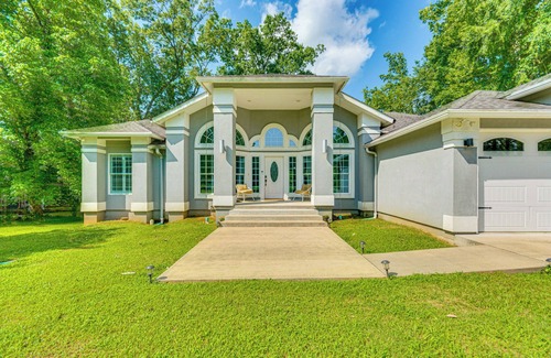 Heber Springs Cottage | Deck & Gas Grill: Riverfront Home in Heber Springs
