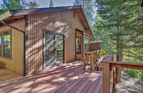 Twain Harte House | Deck with Forest Views Quiet Twain Harte Cabin!