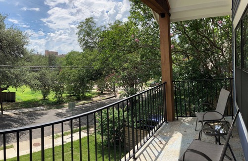 Hancock House | Decked-Out near DKR Stadium and UT 4-bedroom NEW house in the Heart of Austin!