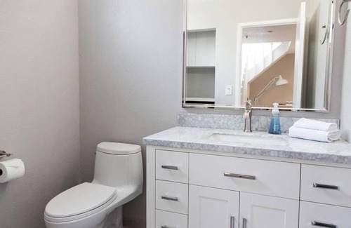 Old Palo Alto Apartment | Deep Cleaned Modern and Luxurious 2BR Home at Stanford Palo Alto