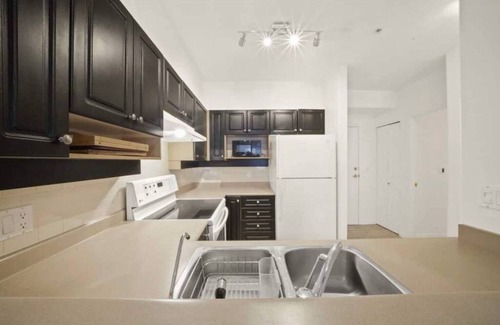 District of North Vancouver Apartment | Deep Cove Cozy 1BR Condo