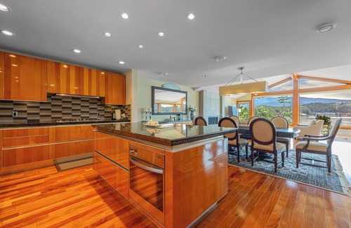 Dollarton House | Deep Cove Stunning Waterfront House
