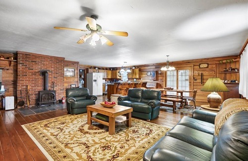 Williams Cabin | Deer Bend Cabin: A Beautiful Woodsy Escape in the Heart of Southern Indiana
