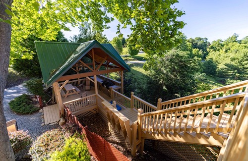 Piney Creek Cabin | Deer Crossing Cabin-Gorgeous Mountain-Valley Views, 14 mi. To Main St,Sparta, NC