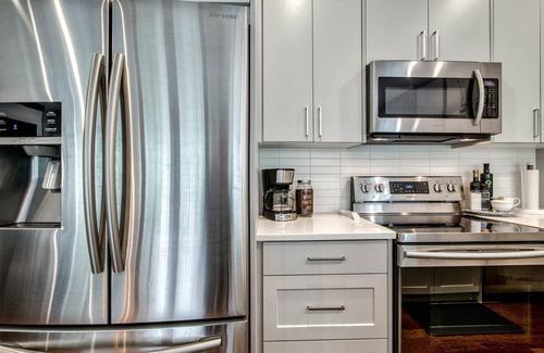 Fairways House | DEER DEN - “Ski In” 3BD/3BA family friendly spacious townhome with hot tub