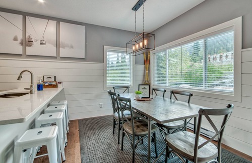 Fairways House | DEER DEN - “Ski In” 3BD/3BA family friendly spacious townhome with hot tub