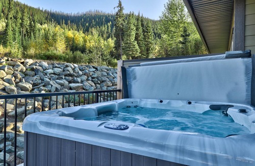 Fairways House | DEER DEN - “Ski In” 3BD/3BA family friendly spacious townhome with hot tub