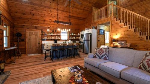 Saluda House | Deer Haven by AvantStay Cabin w Pond Waterfall
