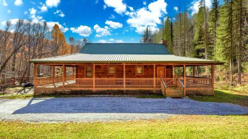 Saluda House | Deer Haven by AvantStay Cabin w Pond Waterfall