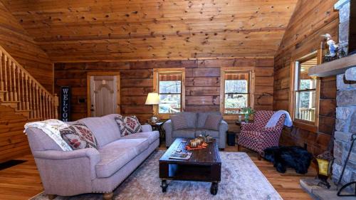 Saluda House | Deer Haven by AvantStay Cabin w Pond Waterfall
