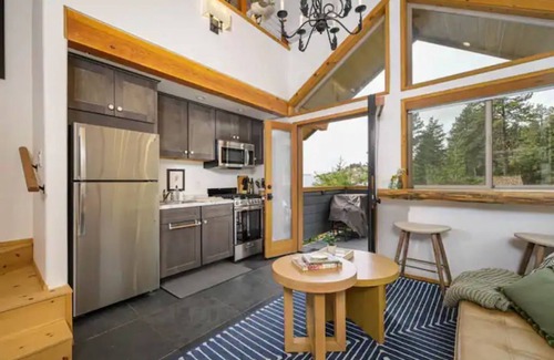 Idyllwild Cottage | Deer Haven Private Cottage with deck