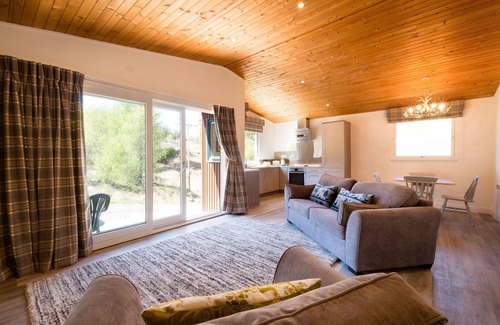 Crianlarich Apartment | Deerstalker. Beautiful 5 star, 1 bedroom chalet sleeps up to 2