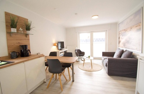 Norddeich Apartment | DeichGlück - Central location, maritime furnished apartment for max. 3 adults & dog