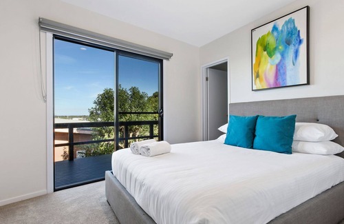 Kalimna House | Deja Views House - Spacious House with water views perfect for families and groups