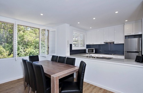 Shoal Bay Apartment | Del Rae, 18/25 Shoal Bay Rd - Air-conditioned, renovated 2-bedroom unit opposite Shoal Bay Beach