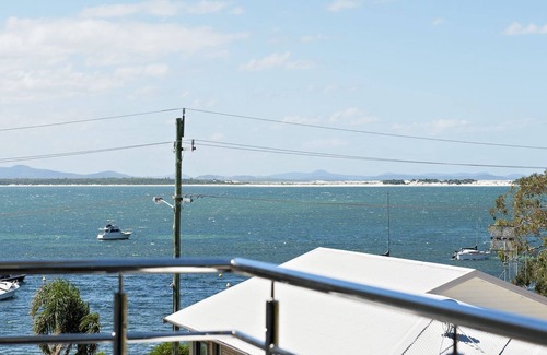 Shoal Bay Apartment | Del Rae, 18/25 Shoal Bay Rd - Air-conditioned, renovated 2-bedroom unit opposite Shoal Bay Beach
