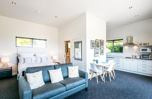Matiatia Bay Apartment | Delamore Cove - Nikau / You've Got It Maid