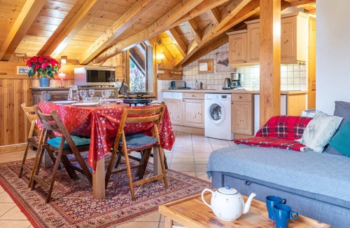Les Houches Apartment | Delightful 2 bed chalet apartment with garden and mountain views