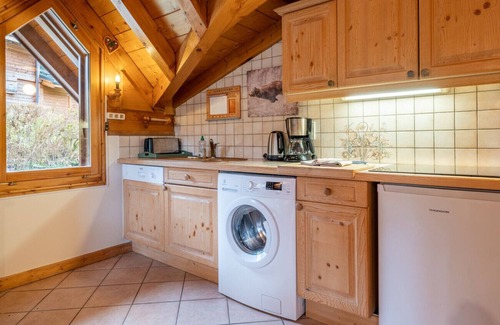 Les Houches Apartment | Delightful 2 bed chalet apartment with garden and mountain views