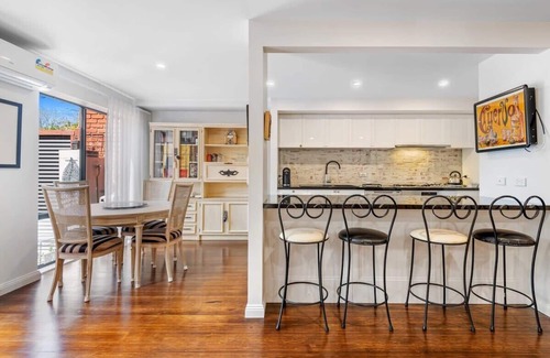 Frankston House | Delightful 2-Bed Townhouse Close to the Beach