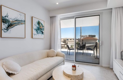 Henley Beach Apartment | Delightful 2BR Dusk By The Sea