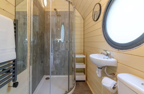 Mangotsfield Cabin | Delightful Cabin, Damson in the beautiful Cotswolds