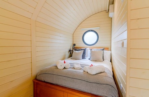 Mangotsfield Cabin | Delightful Cabin, Damson in the beautiful Cotswolds