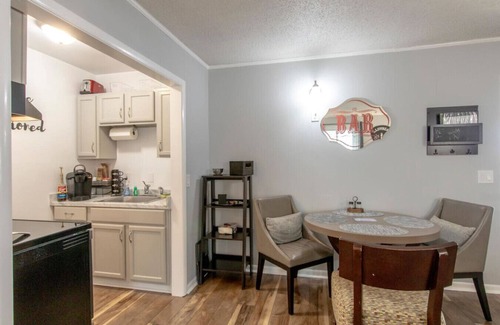 Melrose Apartment | Delightful Charmer - Pool Access