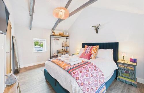 St. Newlyn East House | Delightful Cottage in St Newlyn | Sleeps 5 | Cosy Fireplace | Private Patio & Firepit | Near Newquay Beaches | Free Parking | Family-Friendly | Fast WiFi | Smart TV | Fully Equipped Kitchen | Peaceful Village Location with Pub & Scenic Walks Nearby